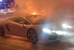 В Китае дотла сгорел Lamborghini Gallardo