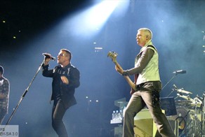 Гитарист U2 рухнул в толпу зрителей во время концерта в Канаде
