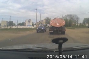 Не поставил на ручник