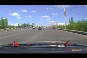 У автобуса взорвалось колесо
