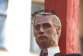 В Латвии распяли Путина