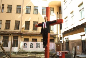 Над авторами «распятого Путина» в столице Латвии учинили расправу