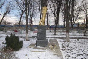 Беспредел в Киеве, молодежь ломами и молотками крушат памятники!