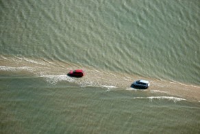 Автомобильная дорога, которая уходит под воду