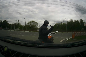 Обидчивый учитель на мотоцикле