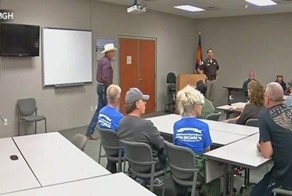 Сын убитого заместителя шерифа, получил в подарок служебную машину отца