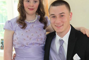 Парень сдержал обещание, данное подруге с синдромом Дауна