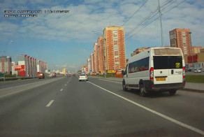 Загнал на газон маршрутку