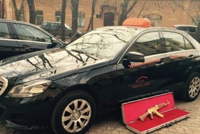В Петербурге пассажир такси забыл в машине золотой АК-47