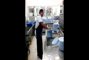 Как помыть 50 тарелок за несколько секунд