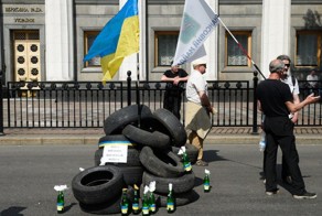 Участники «финансового майдана» начали штурм Рады