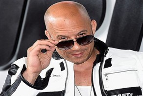 Молодой Вин Дизель танцует брейк-данс