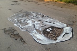 Ямы на дорогах Рязани украсили карикатурами на мэра