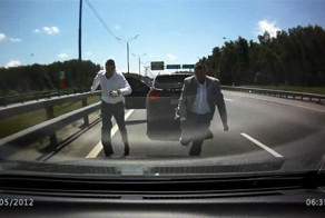 Нападение вооруженных мужчин на трассе