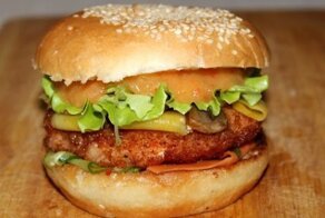 Бургер в тайском стиле с креветками и ананасовом соусе