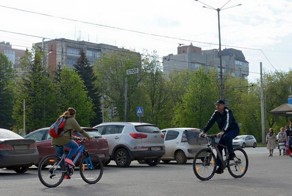Чиновники-на велосипед! Мэр Перми приехал на работу на велосипеде
