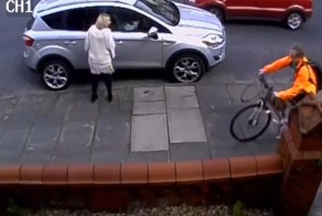 Велосипедист сбил и и протащил по тротуару маленькую девочку