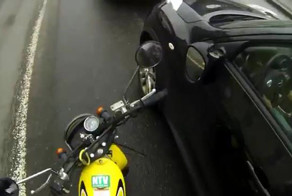 Взбесившийся блогер на мотоцикле с болгаркой (5 фото+видео)