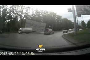 Столб упал на автобус