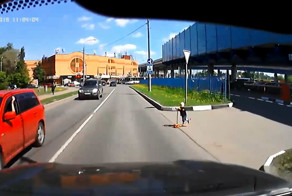 Ребенок выкатился прямо под машину