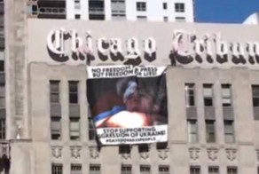 На здании Chicago Tribune появился баннер с призывом спасти Донбасс