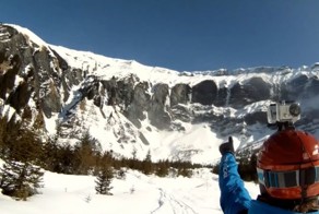 Лыжник спасается от лавины