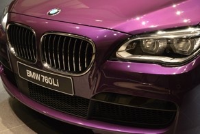Роскошный BMW 760Li фиолетового цвета