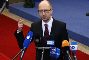 Яценюк просит ЕС простить долги Украине, обвиняя прошлую власть