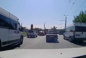 Молодая,беременная девушка выпала из маршрутки