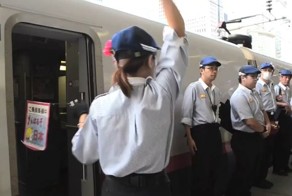 У них есть всего 7 минут чтобы убрать целый поезд! Сверхскоростная уборка вагонов в Токио