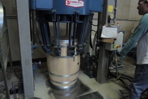 На производстве дубовых винных бочек, сделанных с любовью