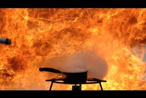 Хозяйке на заметку: Как правильно тушить горящее кипящее масло