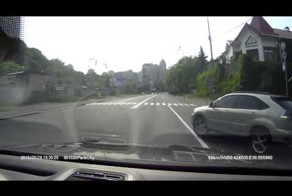 Вот что бывает если разворачиваться с крайней правой полосы