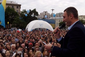 «Виталий Кличко спел гимн Киева со шпаргалкой»