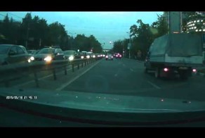 Говорит, на синий поворачивал, не видел меня