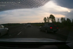 Пьяный водитель отправил в кювет девушку на "десятке"