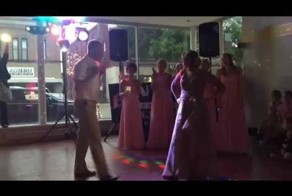 Зажигательный танец жениха и его матери покорил гостей на свадьбе 