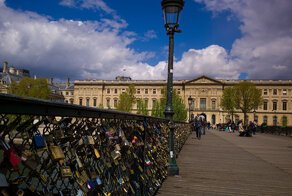 С Pont des Arts в Париже сняли все заветные замки супружеских пар