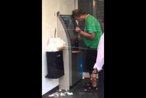 Пьяный мужик возле банкомата 