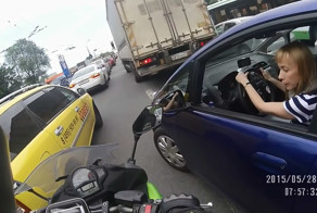 Дама преградила путь байкеру