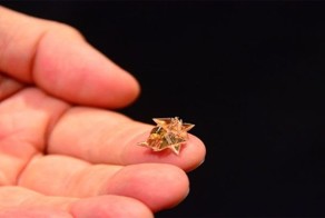 Крошечный робот-оригами, который сам складывается, гуляет и плавает! 