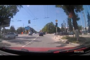 Протаранил микроавтобус и скрылся