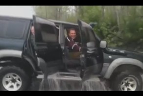 Вот так весело плывут на машине русские рыбаки