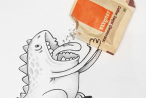 Домашний дракончик, который любит играть с повседневными предметами