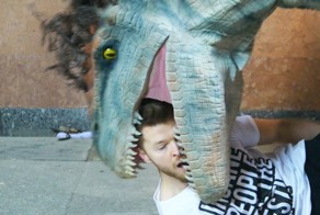 Динозавры терроризируют ночных прохожих Варшавы