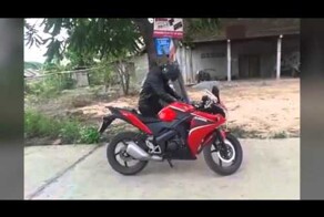 Парень показал свой крутой байк 