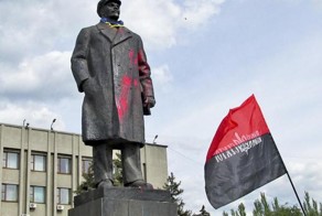 Правый сектор сносит памятник Ленина в Славянске