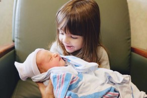 32 бесценные фотографии, на которых дети впервые видят своих новорожденных братьев и сестер