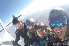 Парень бросил работу, чтобы «дать пять» всему миру