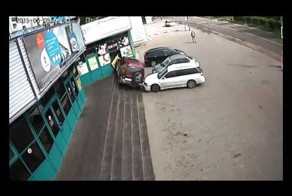 Автоледи перепутала педали на внедорожнику